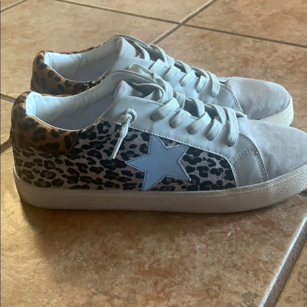 MADDEN GIRL WOMENS LARK SLIP ON SNEAKER - LEOPARD